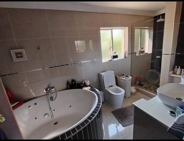 5 BEDROOM TOWNHOUSE FOR SALE IN AMBERFIELD HEIGHTS